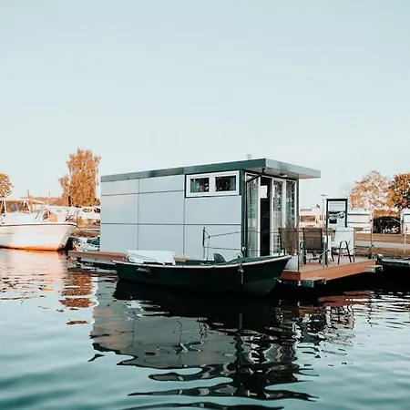Botel Waterhome 1 *