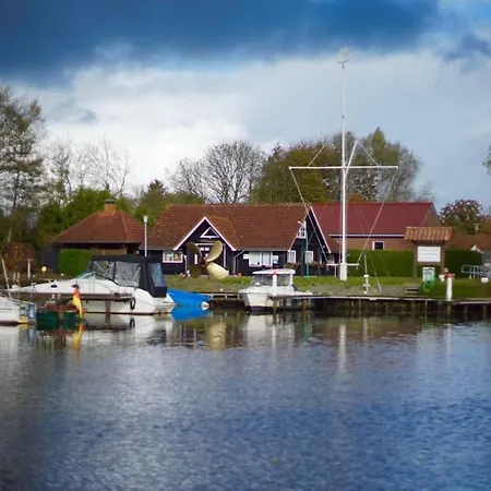 Bateau-hôtel Waterhome 1 *