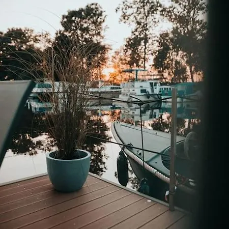 Waterhome 1 Bateau-hôtel Grossefehn